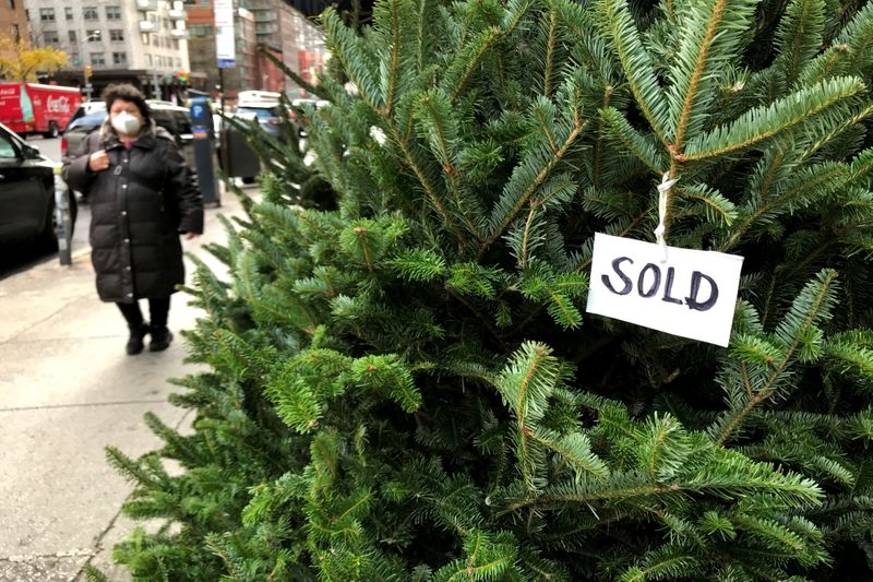 © Reuters. Christmas tree sits outside Manhattan bodega