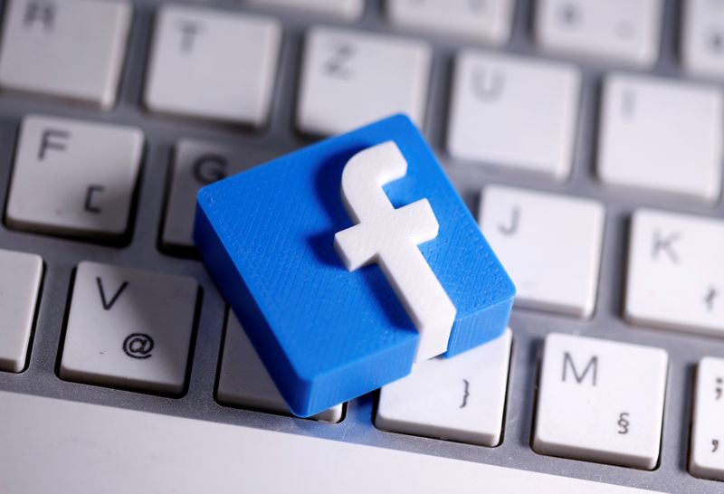 &copy; Reuters. FILE PHOTO: A 3D-printed Facebook logo is seen placed on a keyboard in this illustration