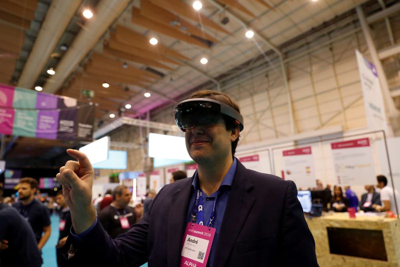 &copy; Reuters. FILE PHOTO: A visitor wears virtual reality glasses during the Websummit in Lisbon, Portugal