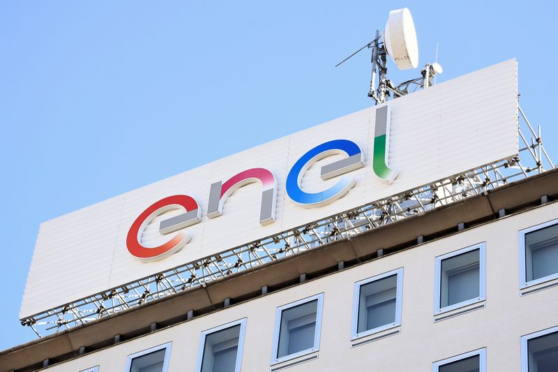&copy; Reuters. Il logo Enel presso la sede centrale a Milano