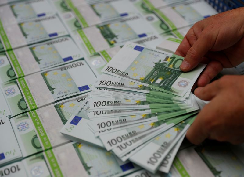 &copy; Reuters. Diverse banconote da 100 Euro a Vienna