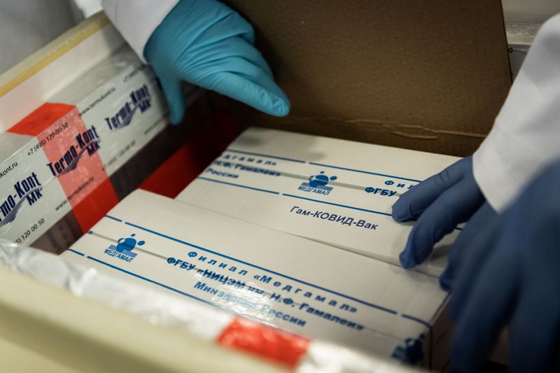 &copy; Reuters. Assistentes de laboratório desembalam caixas com doses da vacina russia Sputnik V contra Covid-19 em Budapeste