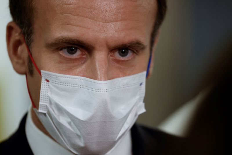 &copy; Reuters. Il presidente francese Emmanuel Macron, con una mascherina, a Parigi