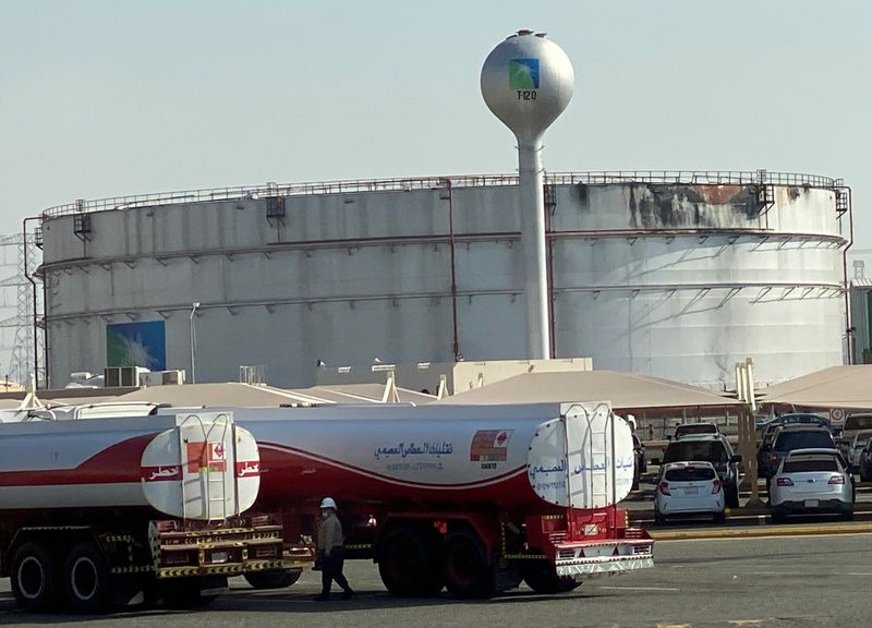 &copy; Reuters. Vista de la estación de distribución de Saudi Aramco dañada tras un ataque de las fuerzas hutíes de Yemen en Yeda