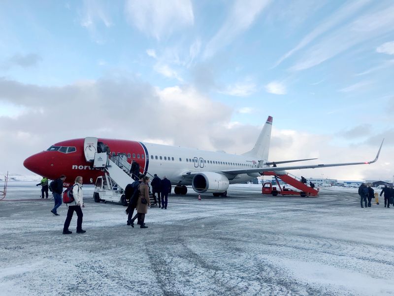 © Reuters. FOTO DE ARCHIVO: Pasajeros a punto de subir a un avión de Norwegian Air en Kirkenes, Noruega, 26 de octubre de 2019