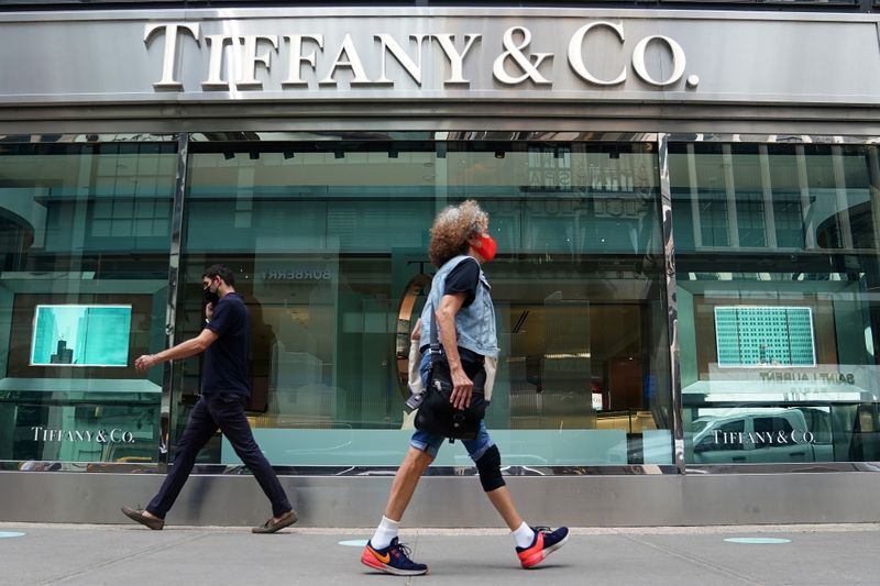 &copy; Reuters. FILE PHOTO: People walk past a Tiffany &amp; Co. store in the Manhattan borough of New York City