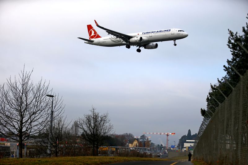 &copy; Reuters. FILE PHOTO: An airplane from Turkish Airlines prepares to land at Cointrin airport in Geneva
