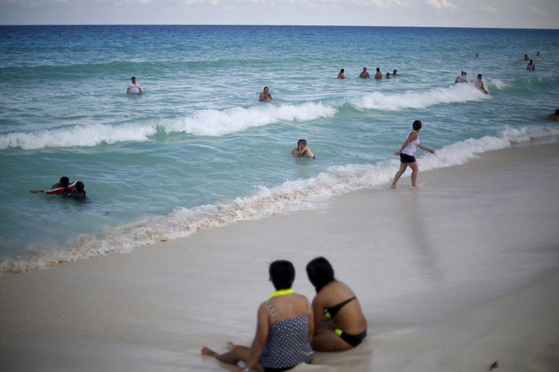 &copy; Reuters. FILE PHOTO: Tourists bathe on a beach in Cancun