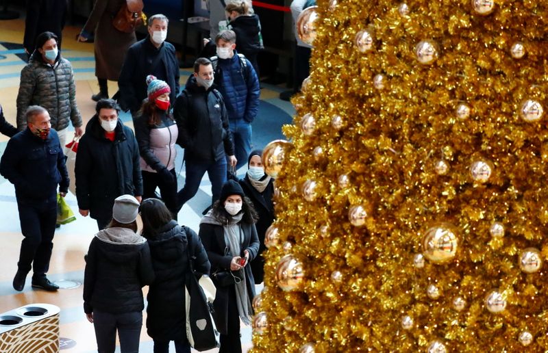 &copy; Reuters. Com máscaras de proteção, alemães caminham próximo a árvore de Natal em Berlim