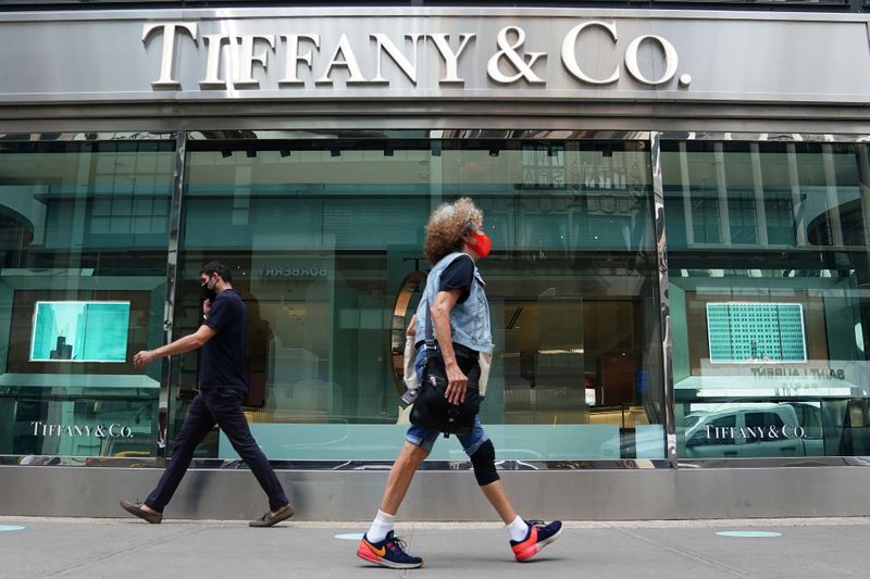 &copy; Reuters. People walk past a Tiffany &amp; Co. store in the Manhattan borough of New York City