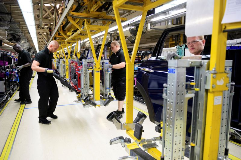 &copy; Reuters. FILE PHOTO: Workers assemble cars at the plant for the Mini range of cars in Cowley, near Oxford