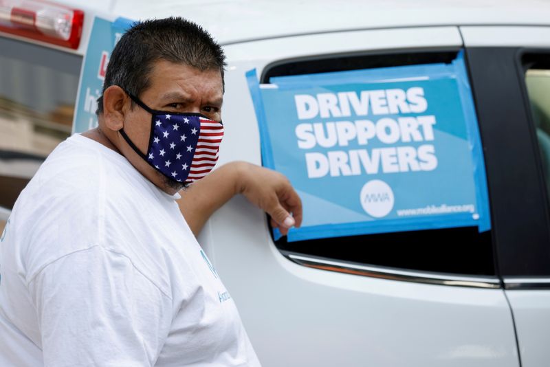 &copy; Reuters. FILE PHOTO: Uber and Lyft drivers demonstrate over basic employee rights in California