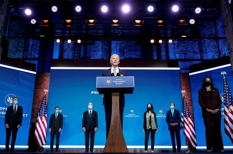 &copy; Reuters. El presidente electo Joe Biden junto a sus candidatos para su equipo de seguridad nacional en su sede de transición en el Teatro Queen en Wilmington, Delaware, Estados Unidos.