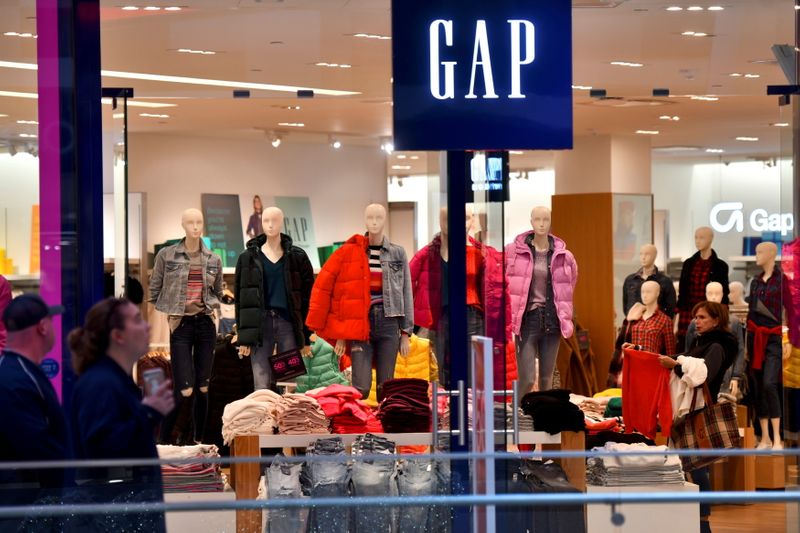 &copy; Reuters. FILE PHOTO: A woman shops at a Gap store as holiday shopping accelerates at the King of Prussia Mall