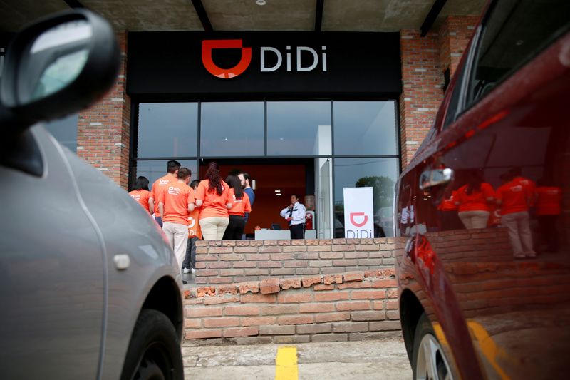 &copy; Reuters. FILE PHOTO: The logo of Chinese ride-hailing firm Didi Chuxing is seen as employees stand outside the drivers center in Toluca, Mexico