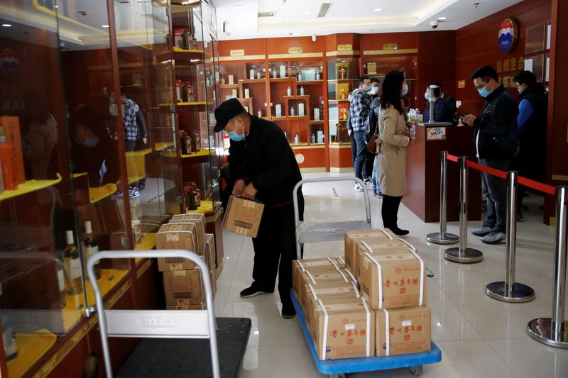 © Reuters. Kweichow Moutai's direct sale store in Beijing