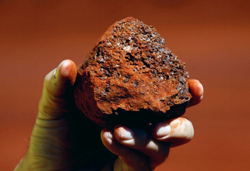 &copy; Reuters. FILE PHOTO: File photo of a miner holding a lump of iron ore at a mine located in the Pilbara region of Western Australia