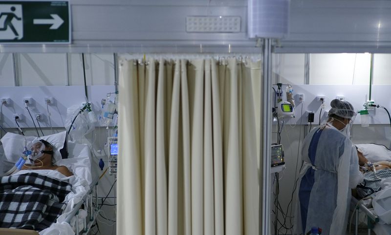 &copy; Reuters. Pacientes com Covid-19 em hospital de campanha no Rio de Janeiro (RJ)