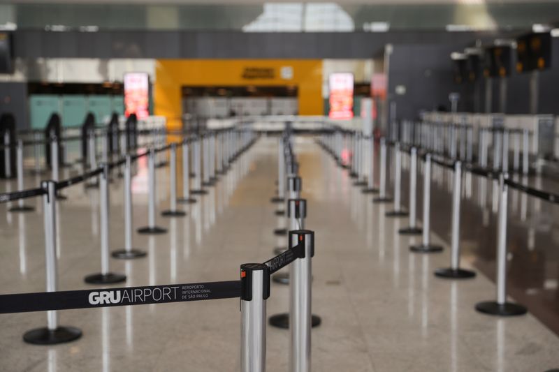 © Reuters. Saguão do aeroporto internacional de Guarulhos (SP) em meio à pandemia de coronavírus