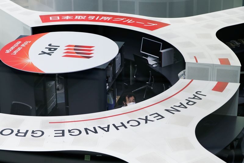 &copy; Reuters. A staff member of the Tokyo Stock Exchange (TSE) is seen at the empty trading space after the TSE temporarily suspended all trading due to system problems in Tokyo