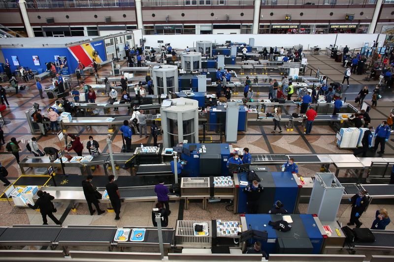 © Reuters. Travelers head home for Thanksgiving