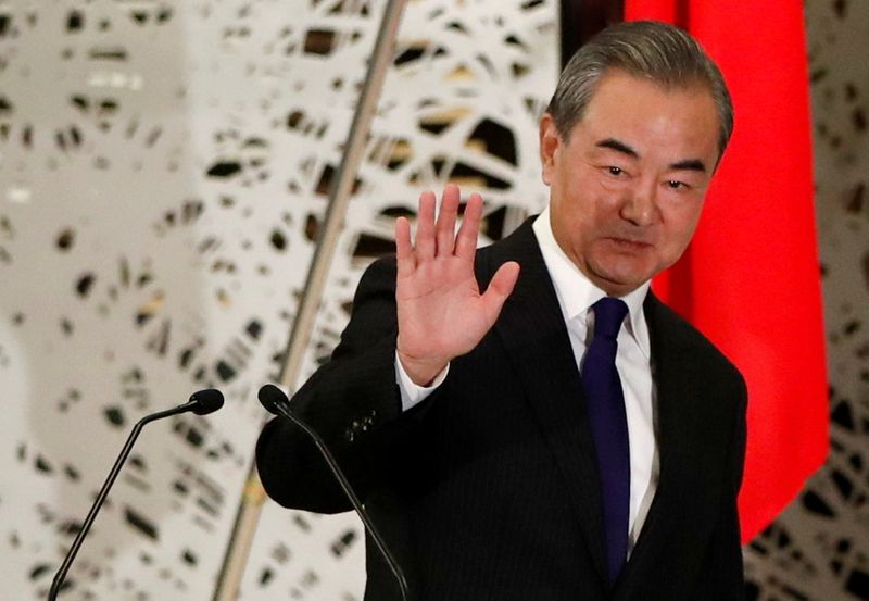 &copy; Reuters. El consejero de Estado y ministro de Asuntos Exteriores de China, Wang Yi, al salir de una rueda de prensa conjunta con su homólogo japonés Toshimitsu Motegi, en Tokio, Japón, el 24 de noviembre de 2020