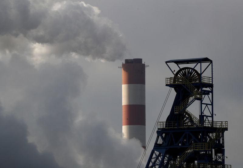 © Reuters. FILE PHOTO: Chimney of Laziska Power Station, a thermal power plant, is seen behind Boleslaw Smialy Coal Mine in Laziska Gorne