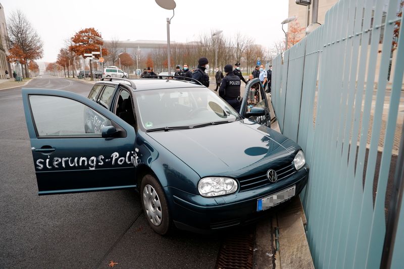 © Reuters. A car crash into the gate of the office of German Chancellor Angela Merkel in Berlin