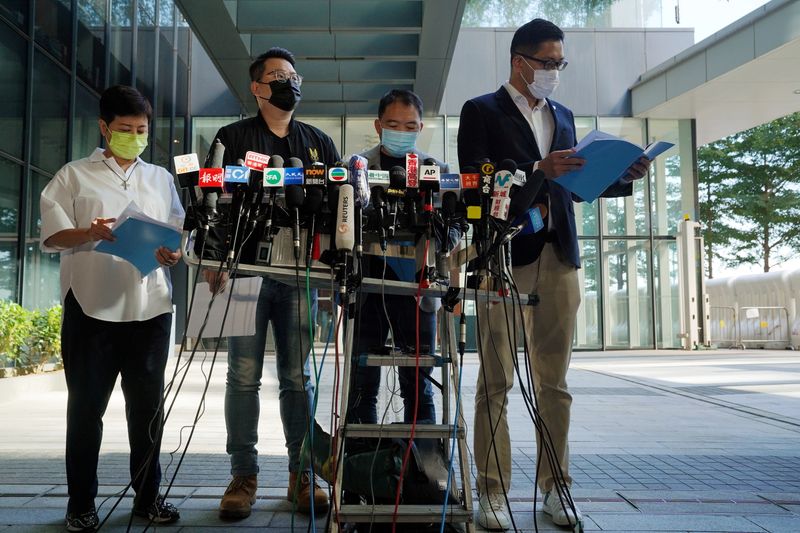 &copy; Reuters. Los miembros del Partido Demócrata se dirigen a los medios de comunicación en Hong Kong, China, el 25 de noviembre de 2020