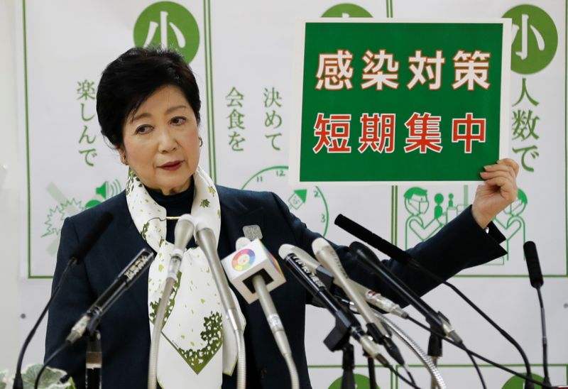 &copy; Reuters. La gobernadora de Tokio, Yuriko Koike, sostiene una pancarta con la lectura: &quot;Medida intensiva de control de la infección a corto plazo&quot;, en Tokio, Japón, el 25 de noviembre de 2020