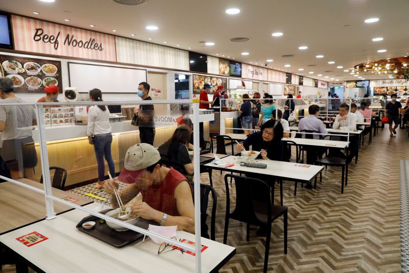 &copy; Reuters. FOTO DE ARCHIVO: una zona de restaurantes en Singapur, el 19 de junio de 2020