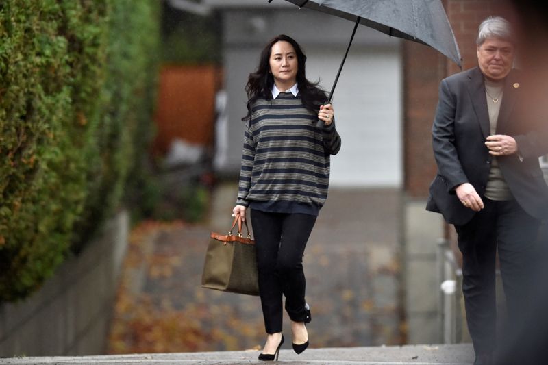 © Reuters. FILE PHOTO: Huawei Technologies Chief Financial Officer Meng leaves her home to attend a court hearing in Vancouver