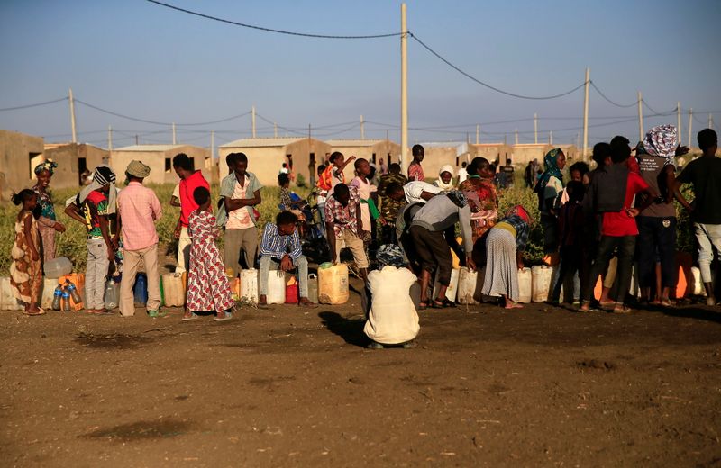 &copy; Reuters. Ethiopian refugees fleeing from the ongoing fighting in Tigray region, queue for water, at the Fashaga camp, on the Sudan-Ethiopia border, in Kassala state