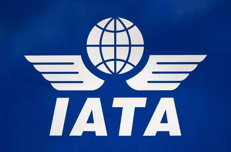 &copy; Reuters. FOTO DE ARCHIVO: El logo de la Asociación Internacional de Transporte Aéreo (IATA) en Ginebra, Suiza, el 13 de marzo de 2020