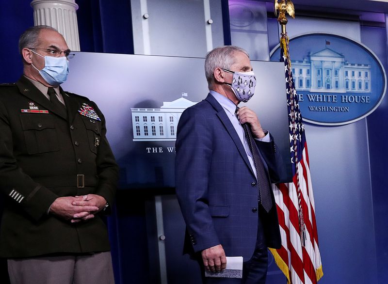 &copy; Reuters. FILE PHOTO: White House coronavirus task force holds a briefing at the White House in Washington