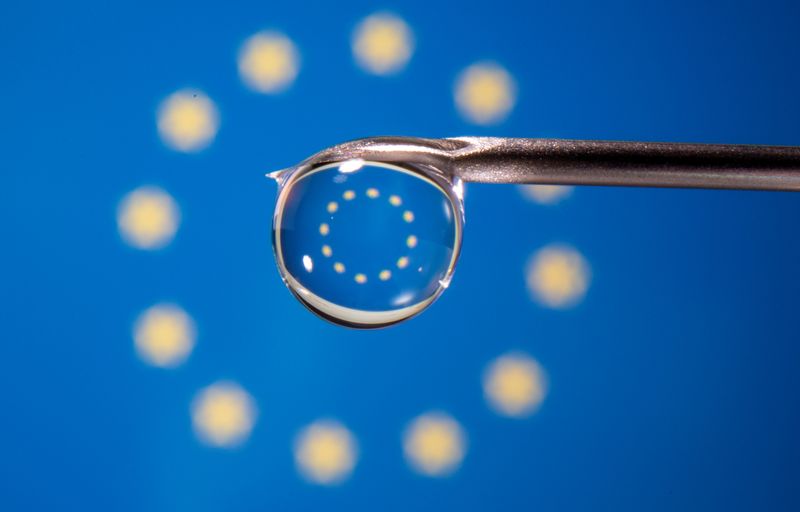 &copy; Reuters. The EU flag is reflected in a drop on a syringe needle in this illustration