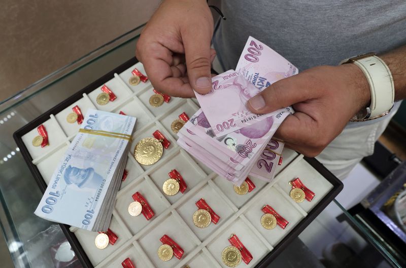 &copy; Reuters. A gold dealer counts Turkish lira banknotes in Istanbul