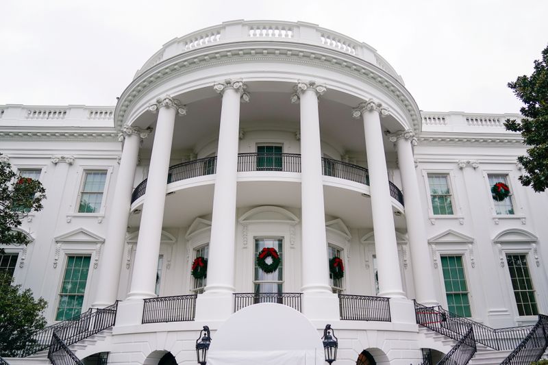 © Reuters. Christmas wreaths decorate the White House in Washington