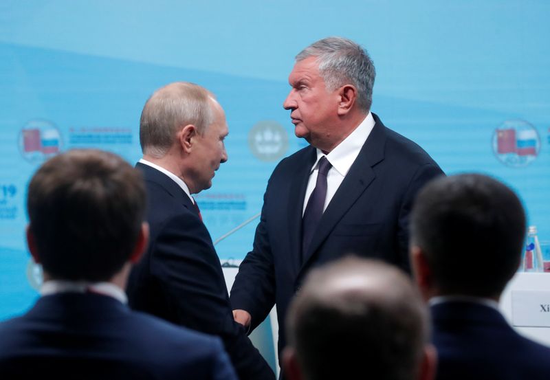 &copy; Reuters. Russian President Putin and Rosneft CEO Sechin attend a Russian-Chinese energy and business forum on the sidelines of the St. Petersburg International Economic Forum