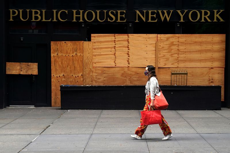 &copy; Reuters. Mulher passa por bar fechado em Nova York