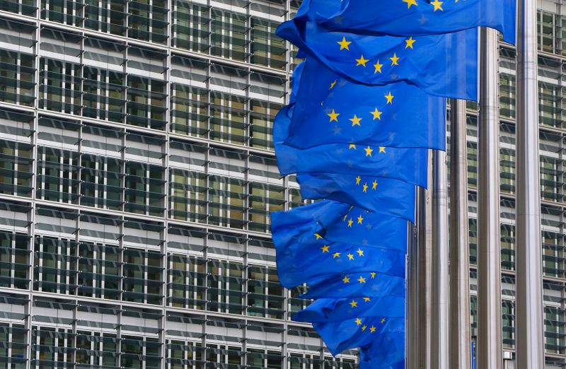&copy; Reuters. Foto de archivo de banderas de la UE fuera de las oficinas de la Comisión Europea en Bruselas