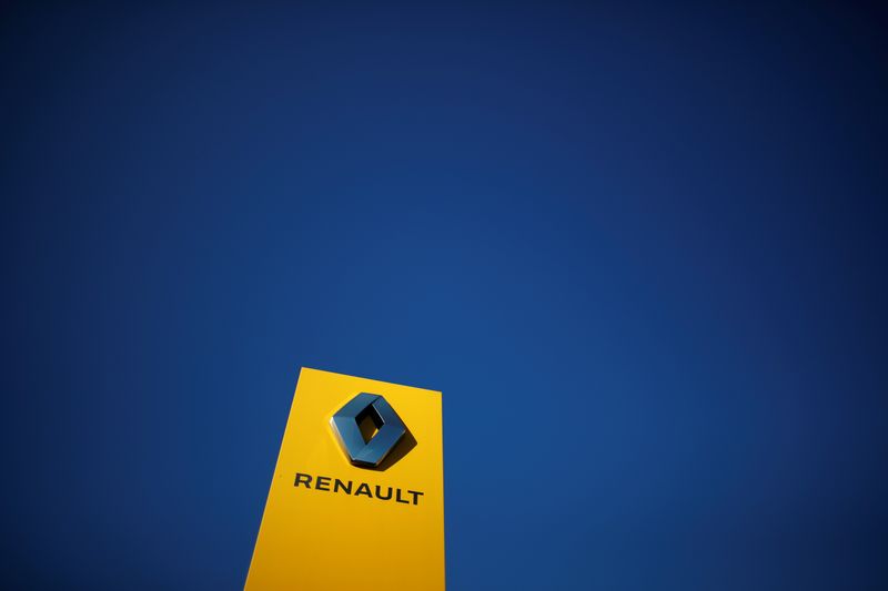 &copy; Reuters. FILE PHOTO: The logo of Renault carmaker is pictured at a dealership in Les Sorinieres