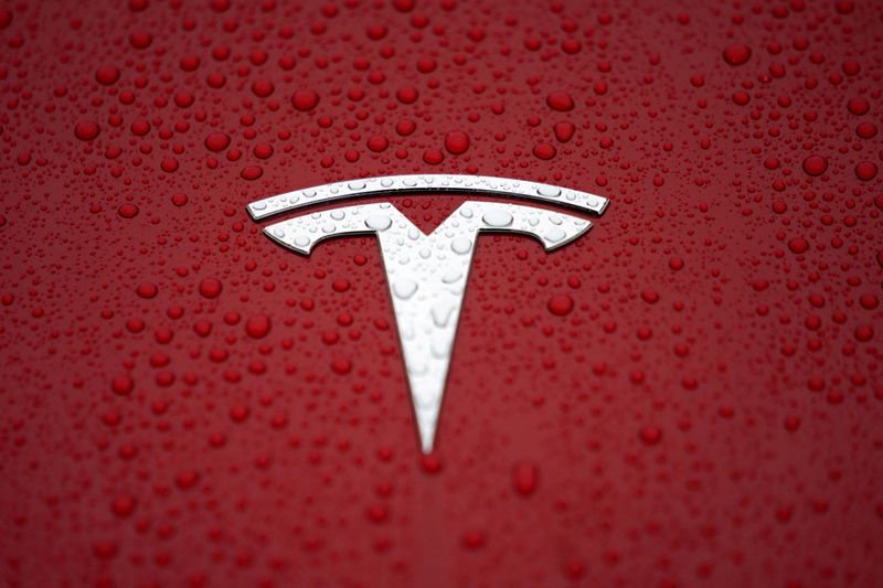© Reuters. FILE PHOTO: The Tesla logo
