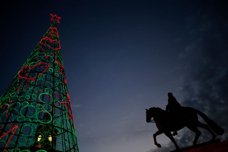 &copy; Reuters. Imagen de archivo de un árbol de Navidad en la céntrica Puerta del Sol de Madrid, España.