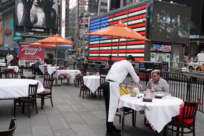 &copy; Reuters. FOTO DE ARCHIVO. Personas sirven comida en una mesa en un restaurante instalado en Times Square para la &apos;Taste of Times Square Week&apos; durante la pandemia de la enfermedad del coronavirus (COVID-19) en el distrito de Manhattan de Nueva York, EE. U
