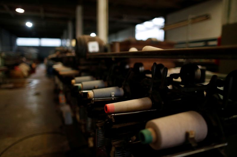 &copy; Reuters. IMAGEN DE ARCHIVO. La empresa textil Rayvis durante el brote de coronavirus, en Berazategui, en las afueras de Buenos Aires, Argentina