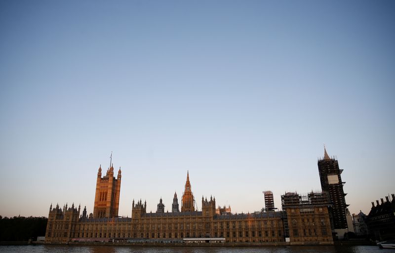 © Reuters. FILE PHOTO: The sun rises over the Houses of Parliament in London
