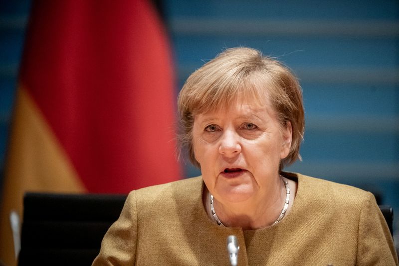 &copy; Reuters. Imagen del día de la canciller alemana Angela Merkel durante una reunión de gabinete, en Berlín
