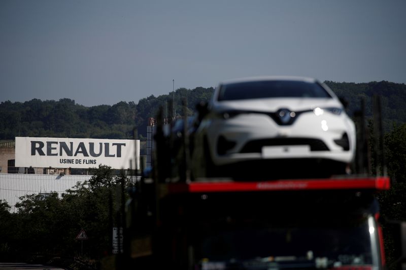 © Reuters. FILE PHOTO: The Flins plant of French carmaker Renault