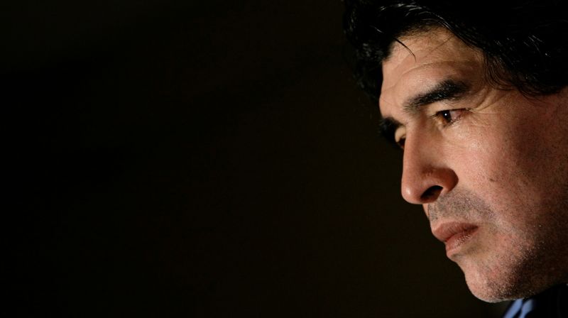 &copy; Reuters. FILE PHOTO:  Maradona, coach of Argentina&apos;s national soccer team attends news conference in Munich